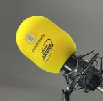 Ein gelber Windschutz für Studios / Radios geeignet