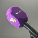 Einen Lila buntenes Mikrofonwindschutz mit zwei verschiedene Logos