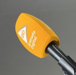 Ein oranger dreieckiger Windschutz mit Logo