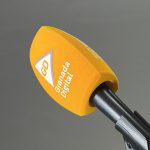 Ein oranger dreieckiger Windschutz mit Logo